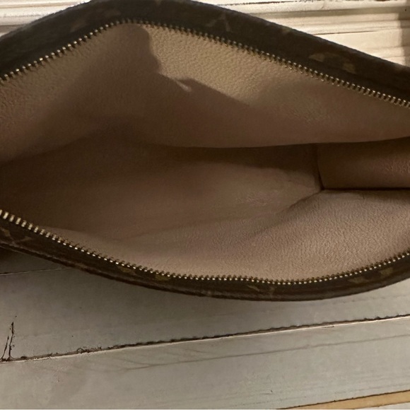 Price Drop!! 💯% Authentic Louis Vuitton Toiletry 26✨ - Picture 6 of 8